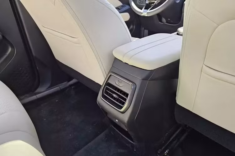Tương tự Haval H6 2024, mẫu SUV điện này cũng được trang bị cần số điện tử nằm sau vô lăng, giải phóng không gian cho cụm điều khiển trung tâm.