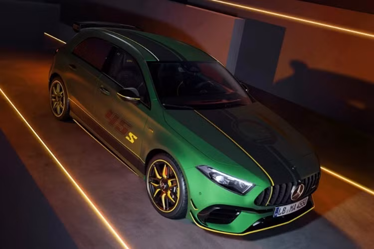 Đi kèm động cơ là hộp số 8 cấp AMG SPEEDSHIFT DCT 8G, hệ dẫn động 4 bánh toàn thời gian biến thiên AMG Performance 4MATIC+, giúp cho mẫu hatchback cỡ nhỏ này tăng tốc 0-100 km/h trong 3,9 giây, tốc độ tối đa giới hạn ở 270 km/h.