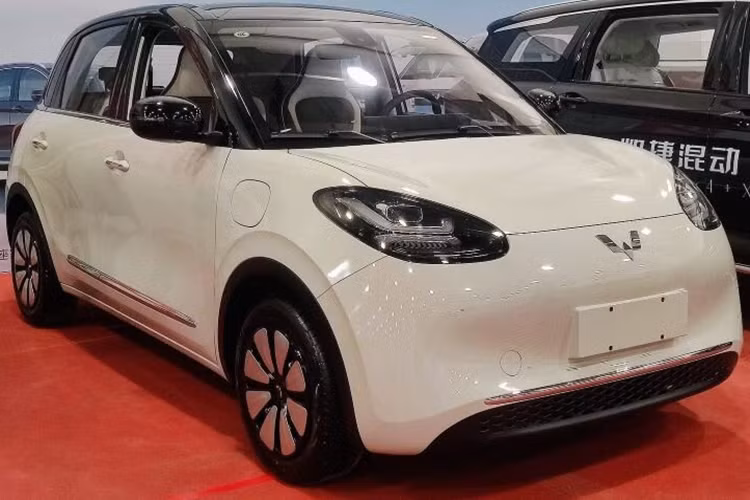 Wuling Bingo có kích tước tổng thể DxRxC lần lượt là 3.950 x 1.708 x 1.580 (mm) và chiều dài cơ sở 2.560 mm. Thông số tương đương với nhiều mẫu xe hạng A như Toyota Wigo, Hyundai Grand i10.