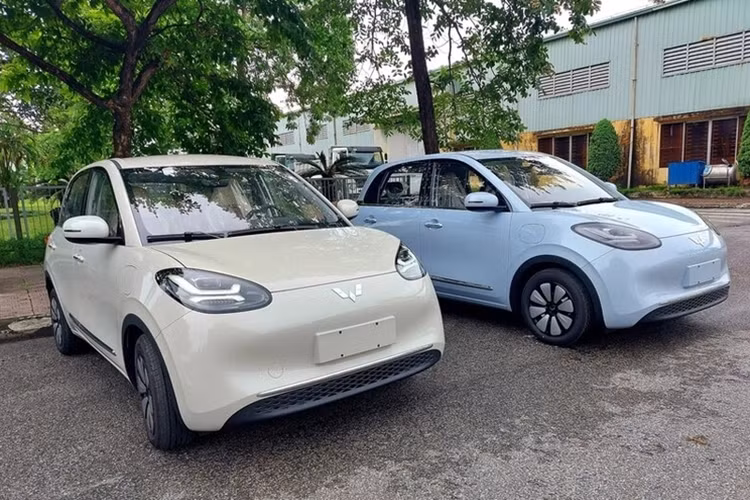 Trang fanpage Wuling EV Vietnam vừa hé lộ hình ảnh teaser mẫu xe mới. Hình ảnh này hé lộ chi tiết đèn pha với dải đèn ban ngày quen thuộc và không khó đoán chính là dòng xe Wuling Bingo 2024 mới từng được TMT Motors hé lộ sẽ giới thiệu tại Việt Nam trong năm 2024.
