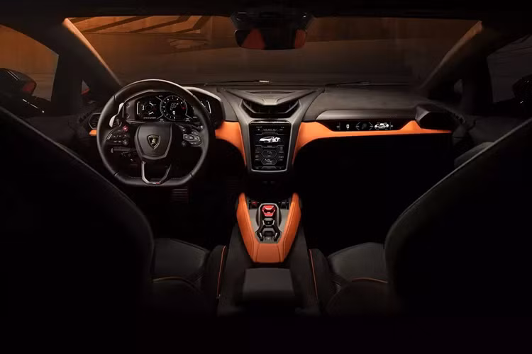 Tổng cộng, Lamborghini Revuelto tại Việt Nam sở hữu công suất tối đa lên đến 1.001 mã lực. Đây là siêu xe thương mại đầu tiên của hãng Lamborghini có công suất tối đa vượt ngưỡng 1.000 mã lực. Nhờ đó, Lamborghini Revuelto có thể tăng tốc từ 0-100 km/h trong 2,5 giây, từ 0-200 km/h trong thời gian dưới 7 giây và đạt vận tốc tối đa 350 km/h.