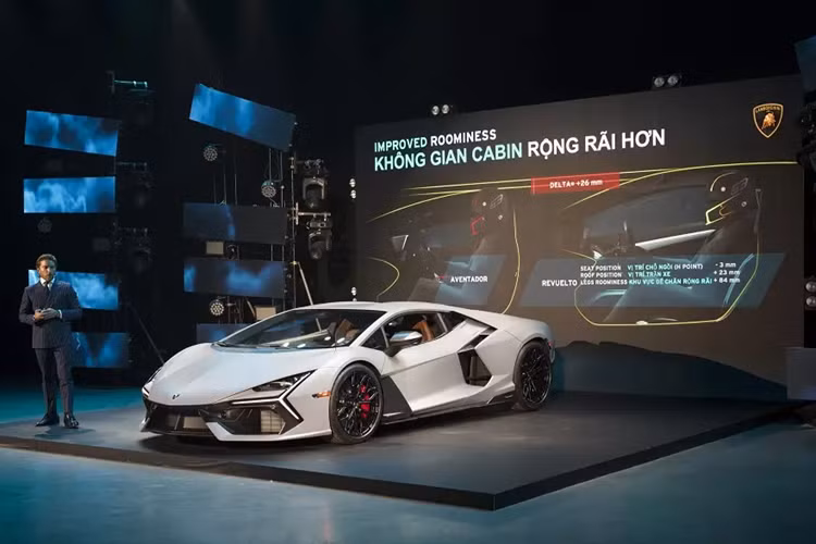 Siêu xe Lamborghini Revuelto đã lần đầu tiên trình làng vào năm 2023 như siêu xe thay thế đàn anh Aventador. Điểm nhấn của siêu xe này đương nhiên nằm ở động cơ. Theo đó, Lamborghini Revuelto sử dụng động cơ xăng V12, hút khí tự nhiên, dung tích 6.5L, sản sinh công suất tối đa 814 mã lực và mô-men xoắn cực đại 725 Nm.