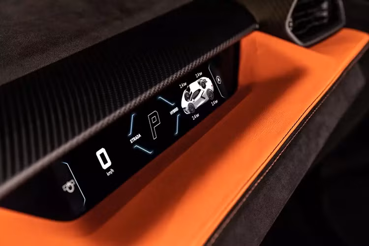 Khi người lái chọn chế độ City để chạy trong nội thành, Lamborghini Revuelto sẽ biến thành siêu xe thuần điện dẫn động cầu trước mạnh 178 mã lực. Ngoài ra, xe còn có cụm pin 3,8 kWh, sạc đầy trong thời gian 30 phút với bộ sạc 7 kW. Nếu dùng động cơ V12 làm máy phát điện thì thời gian sạc đầy pin chỉ dừng ở 6 phút.