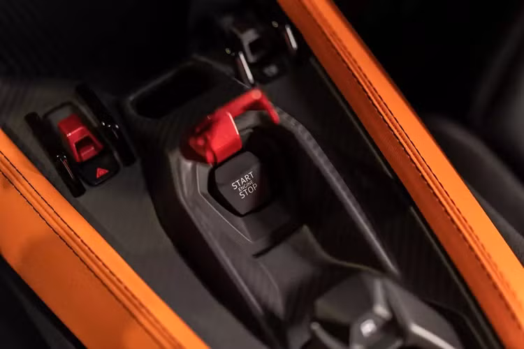 Hệ truyền động PHEV mạnh mẽ của Lamborghini Revuelto được đặt trong khung gầm liền khối bằng sợi carbon, nhẹ hơn 10% so với loại dùng cho Aventador. Đây là siêu xe đầu tiên của hãng Lamborghini được trang bị cấu trúc phía trước làm hoàn toàn bằng sợi carbon.