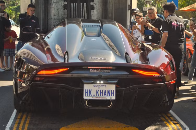 Ngoài ra, Regera còn là một chiếc xe không sử dụng hộp số truyền thống. Cơ cấu chuyển số trên xe dựa theo cấu trúc truyền động trực tiếp có tên gọi Direct Drive giúp giảm 50% năng lượng bị thất thoát so với các loại hộp số thông thường.