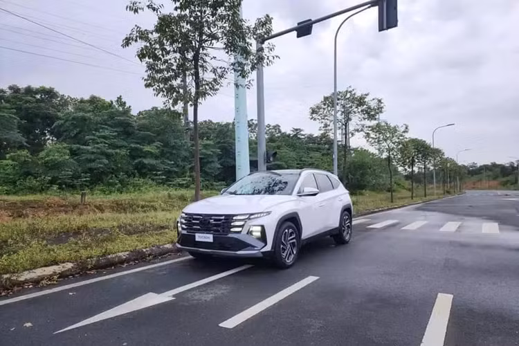 Bên trong xe, Hyundai Tucson 2025 được trang bị vô lăng 3 chấu mới với cần số điện tử nằm phía sau, tương tự đàn anh Santa Fe. Thiết kế này mang đến sự gọn gàng hơn cho khu vực nội thất. Đồng thời, sự biến mất của cần số cũng tạo ra không gian cho sạc điện thoại không dây và khay để ly ở cụm điều khiển trung tâm.