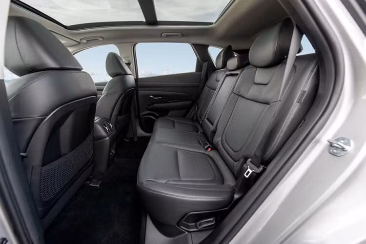 Ngoài ra, mẫu SUV cỡ C này còn có thêm khay đựng đồ trên mặt táp-lô bên phía ghế phụ lái, hệ thống đèn viền trang trí nội thất mới, màn hình hiển thị thông tin kính lái HUD, ghế lái/gương chiếu hậu nhớ vị trí, kính cách âm 2 lớp ở hàng ghế trước và cửa cốp đóng/mở chỉnh điện.