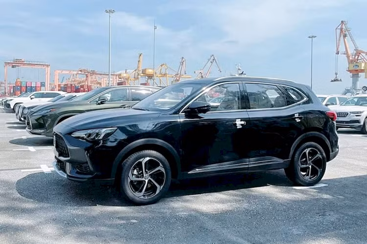 Thông tin từ tư vấn bán hàng cho biết, số lượng xe MG HS VIN 2023 tồn kho giảm giá không còn nhiều, trong khi sức mua thì lại lớn. Sau khi áp dụng ưu đãi từ đại lý, giá thực tế của MG HS chỉ rẻ ngang những mẫu SUV hạng A như Kia Sonet có giá từ 539 - 624 triệu đồng.
