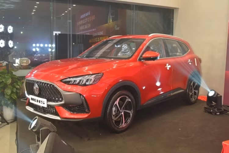 MG HS 2023 được trang bị hàng loạt tính năng hỗ trợ lái an toàn, tiên tiến như: cảnh báo lệch làn đường, hỗ trợ chuyển làn đường, giữ làn đường, camera 360 độ, kiểm soát hành trình thích ứng, hỗ trợ lái xe khi tắc đường, cảnh báo tiền va chạm, đèn pha thông minh, cảnh báo điểm mù, cảnh báo phương tiện cắt ngang khi lùi và cảnh báo va chạm khi mở cửa.