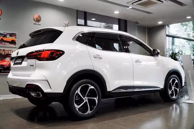 Trong khi đó, cản trước kết hợp đèn sương mù nằm dọc, hốc gió trung tâm rộng và tấm ốp gầm giả màu bạc. Phần nắp capo MG HS mới được thiết kế dốc xuống dưới, tương tự MG5. Ở phía sau, phần ống xả có thiết kế hầm hố hơn. Xe cũng được trang bị bộ mâm 5 chấu mới có kích thước 18 inch.