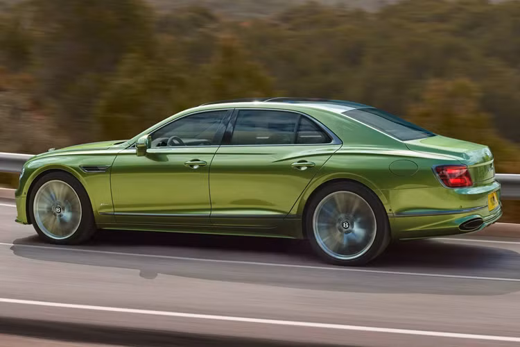 Câu trả lời nằm ở hệ thống truyền động mang tên “Ultra Performance Hybrid” từng xuất hiện trên mẫu Continental GT Speed thế hệ mới, cho phép Bentley tự hào gọi chiếc Flying Spur Speed mới là “siêu xe bốn cửa” đầu tiên của hãng.
