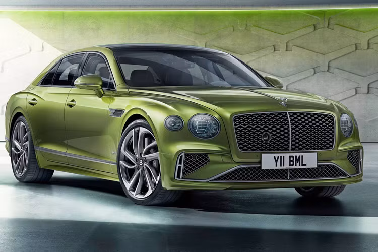  Bentley Flying Spur 2025 mới thế hệ thứ 4 vừa ra mắt, bắt đầu với phiên bản hiệu năng cao nhất có tên gọi là Speed. Mặc dù thoạt nhìn chiếc sedan siêu sang này gần như giống hệt với mẫu cũ, trên thực tế có khá nhiều thay đổi ấn tượng đã được áp dụng, bao gồm hệ truyền động hybrid sạc điện với động cơ V8 thay thế cho máy W12 cũ.