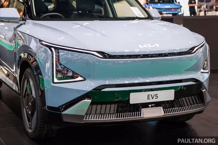 Về thiết kế, mẫu xe SUV điện Kia EV5 vẫn được áp dụng triết lý Opposites United (tạm dịch: Sự thống nhất của các mặt đối lập) với những đường nét tạo hình vuông vắn, cứng cáp. Mặt ca lăng kín mang tạo hình mà Kia gọi là "Digital Tiger Face".