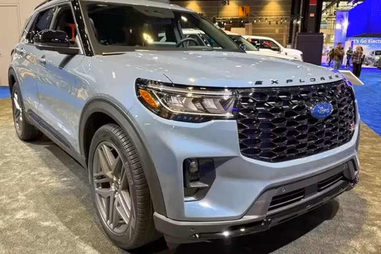 Xe bán ở Việt Nam dự kiến sẽ là phiên bản Platinum. Như thông tin đã đưa, Ford Explorer 2025 mới tại thị trường Mỹ có 4 phiên bản là Active, ST-Line, Platinum và ST. Ở phiên bản nào, xe cũng được trang bị lưới tản nhiệt mới với kích thước lớn hơn trước, cụm đèn pha thu nhỏ lại và cản trước cải tiến với khe gió mới.