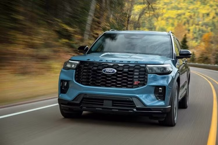 Đặc biệt, mẫu SUV cỡ lớn này đã có hệ thống BlueCruise cho phép lái bán tự động trên cao tốc. Nằm bên dưới nắp ca-pô của Ford Explorer 2025 tại thị trường Mỹ là 2 tùy chọn động cơ xăng. Đầu tiên là động cơ Ecoboost 4 xi-lanh, tăng áp, dung tích 2.3L được dùng cho bản Active, ST-Line và Platinum.