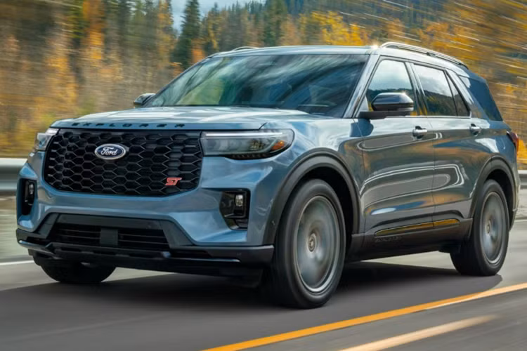 Cả hai động cơ EcoBoost đều kết hợp với hộp số tự động 10 cấp. Bản ST có thêm lẫy chuyển số thể thao trên vô lăng. Xe còn có hệ dẫn động cầu sau tiêu chuẩn và 4 bánh tùy chọn.