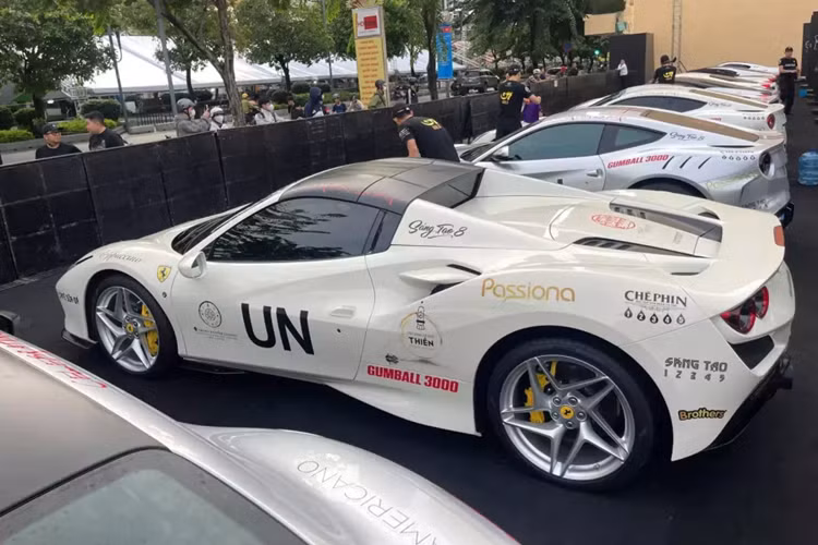 Phần mui xếp cứng của Ferrari F8 Spider có thể đóng hoặc mở trong thời gian khoảng 14 giây. Bên cạnh đó còn có vách ngăn nhỏ bằng kính nằm ngay giữa hai ghế ngồi của Ferrari F8 Spider được điều chỉnh bằng nút bấm trong khoang lái.