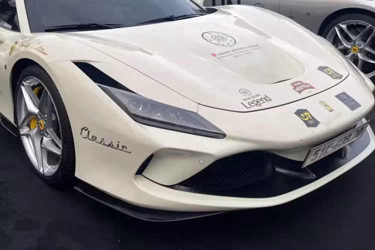 Trước khi bán chiếc siêu xe mui trần Ferrari F8 Spider này cho ông Đặng Lê Nguyên Vũ, đơn vị nhập khẩu xe về nước đã trang bị ống xả Ryft bằng chất liệu titanium, loại vật liệu đắt tiền và dễ dàng thay đổi màu sắc của ống xả khi siêu ngựa mui trần này được chủ nhân cho liên tục nẹt pô.