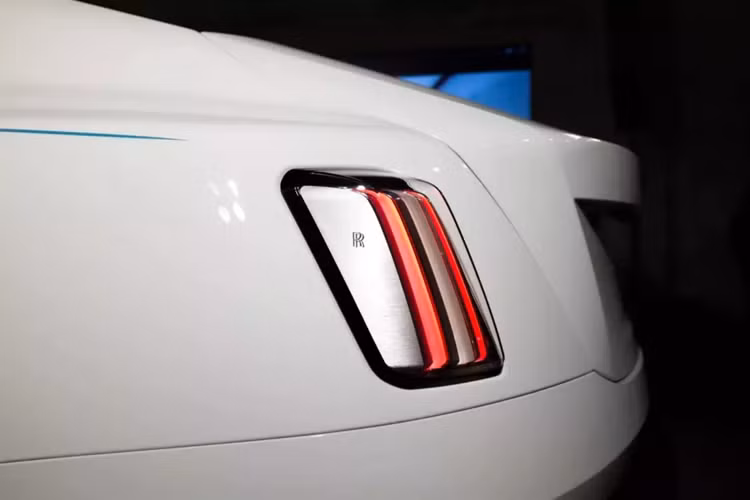 Trên lưới tản nhiệt huyền thoại của một mẫu xe Rolls-Royce, chiếc coupe siêu sang chạy bằng điện Spectre này lại sở hữu logo Spirit of Ecstasy không phải bằng bạc hay mạ vàng quen thuộc mà là bằng chất liệu polycarbonate, hay nói dễ hiểu hơn là phát sáng vào ban đêm.