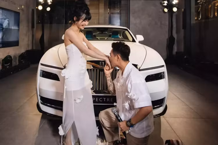Trong buổi lễ bàn giao chiếc xe Rolls-Royce Spectre này, Minh Nhựa đã không giấu được cảm xúc khi nhớ về hành trình đồng hành cùng người vợ 2 trong suốt 13 năm qua, đây cũng được xem là món quà kỷ niệm cho ngày anh cầu hôn người phụ nữ đang chung sống với mình.