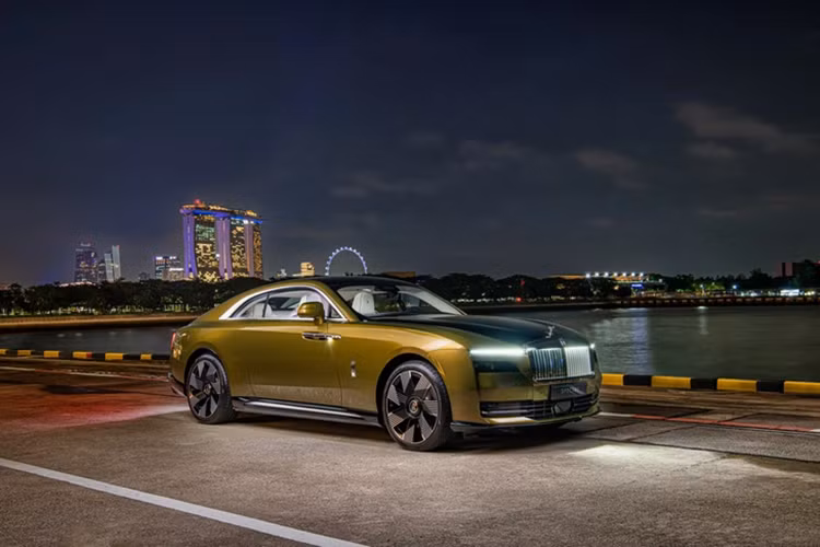 Rolls-Royce Spectre được trang bị cửa trang trí bằng gỗ Canadel. Các tấm gỗ veneer tinh tế, được làm từ một tấm gỗ duy nhất, được đặt chính xác ở góc 55 độ, tạo thêm nét năng động cho cabin.