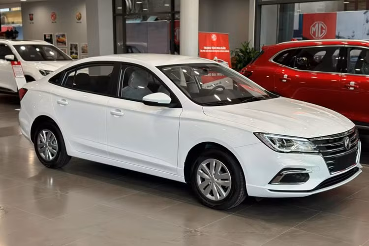 Cụ thể, khách hàng mua MG5 bản MT đang được ưu đãi lên đến 100 triệu đồng. Giá xe sau ưu đãi chỉ còn 295 triệu đồng. Những xe được ưu đãi có số VIN 2023 và hiện chiếc xe cuối cùng đã tìm được chủ nhân.