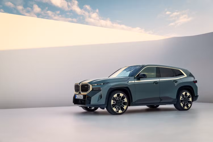 Về trang bị an toàn, BMW XM 2024 sở hữu nhiều tính năng hỗ trợ lái tiên tiến như: phanh khẩn cấp tự động, kiểm soát hành trình thích ứng, hỗ trợ căn giữa làn đường, cảnh báo phương tiện cắt ngang phía trước và phía sau.