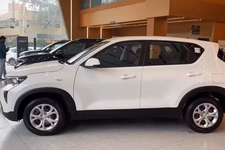 Sự xuất hiện của phiên bản nâng cấp hứa hẹn sẽ giúp Kia Sonet cải thiện doanh số tại thị trường Ấn Độ. Trong tháng 12/2023, mẫu xe này đã bị những đối thủ như Tata Nexon, Tata Punch, Suzuki Brezza, Hyundai Venue và Suzuki Fronx vượt mặt.