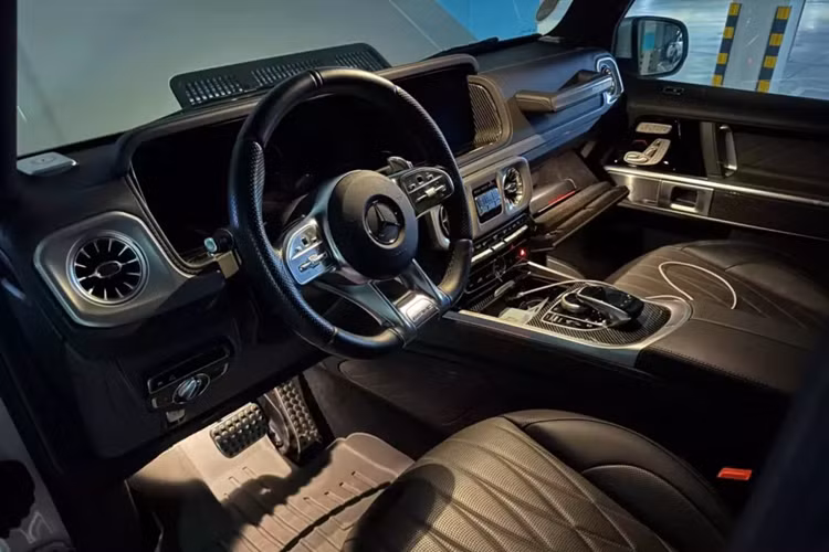Nhưng hiện tại, các dân chơi chỉ cần chi ra hơn 8 tỷ đồng đã có thể sở hữu xe SUV hạng sang Mercedes-AMG G63 bản Stronger Than Time Edition đời 2019, đăng ký 2020, chạy 16.983 km. Ngoại thất xe màu trắng với bộ mâm đa chấu sơn bạc.