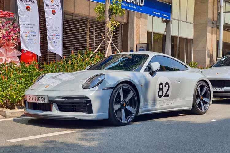 Cảm hứng để Porsche ra mắt biến thể đặc biệt này đến từ chiếc 911 Carrera RS 2.7 biểu tượng của những năm 1970. Đây là một dự án được thiết kế bởi bộ phận đặc biệt Porsche Exclusive Manufaktur. Nhiều logo khác trên xe cũng được mạ vàng tương tự.