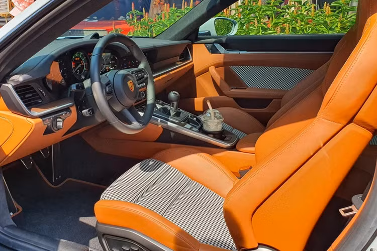 Dựa trên nền tảng 911 Turbo S, Porsche 911 Sport Classic sở hữu động cơ boxer 6 xy-lanh twin-turbo dung tích 3.7L, công suất 550 mã lực và mô-men xoắn 600 Nm.