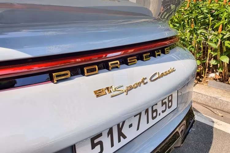 Xe được trang bị tiêu chuẩn mâm thể thao Zoll Sport Classic 5 chấu lấy cảm hứng từ kiểu mâm Fuchs cổ điển, kích thước 20 inch ở cầu trước và 21 inch ở cầu sau. Chủ nhân của những chiếc xe này có thể cá nhân hóa số đeo theo ý thích.