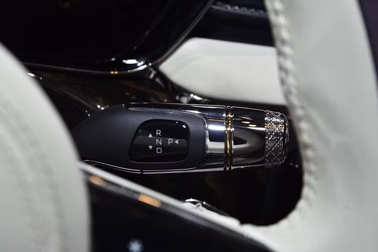 Hongqi Guoya 2024 trưng bày tại Triển lãm ô tô Bắc Kinh là phiên bản 4 chỗ với hai ghế độc lập ở hàng ghế sau có trang bị bệ tỳ tay và khay để cốc ở trung tâm.