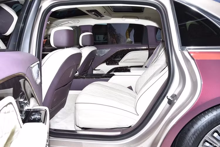 Bước vào trong cabin, Hongqi Guoya 2024 có cấu hình 4 hoặc 5 chỗ ngồi. Nội thất của xe được thiết kế theo kiểu đối xứng, sử dụng các vật liệu mang đến cảm giác sang trọng như ốp gỗ, bọc da mềm và mạ crôm ở một số chi tiết.