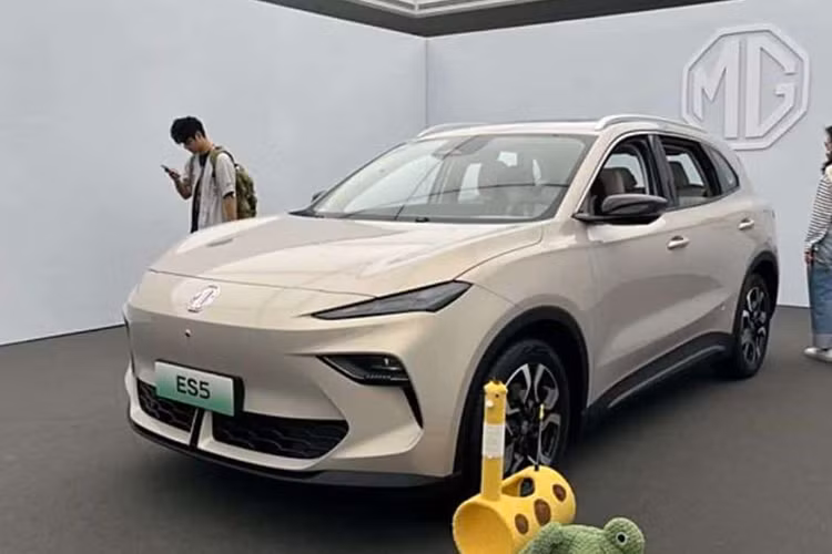 Mẫu CUV điện MG ES5 2024 này có chiều dài, chiều rộng và chiều cao lần lượt là 4.476 x 1.849 x 1.621 mm và chiều dài cơ sở là 2.730 mm. Các tùy chọn trọng lượng không tải là 1.685 kg và 1.740 kg. Diện tích sử dụng tối đa chính thức trong xe là 4,24㎡.