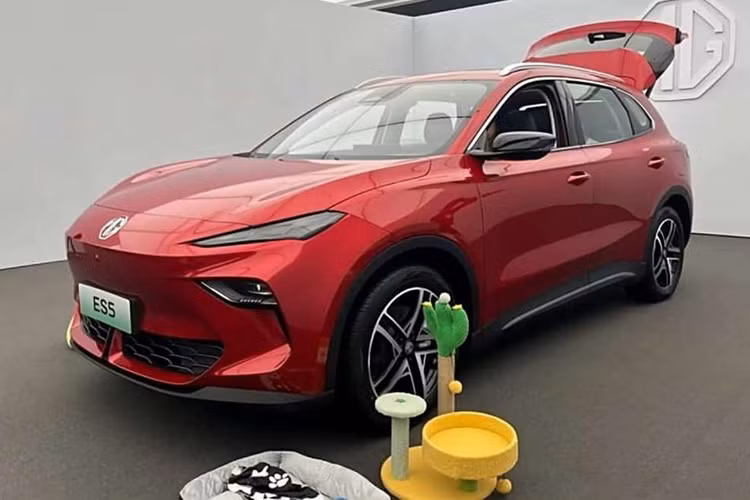 Mẫu CUV chạy hoàn toàn bằng điện MG ES5 2024 mới đã chính thức được giới thiệu gần đây. Là một chiếc CUV nhỏ gọn dành cho gia đình, MG ES5 cung cấp ba phạm vi hoạt động, gồm: 425 km, 515 km và 525 km. Mẫu xe này đã được đổi tên từ “S5” thành “ES5”.