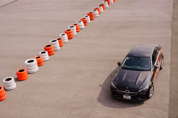 Thị phần của Mercedes-benz tại Việt Nam từ mức hơn 60% của 2022 giảm xuống còn gần 40% ở 2023. Trong khi BMW tăng từ 7% lên 23%. Theo đó, năm 2023 vừa qua doanh số Mercedes giảm 57%, đạt mức 3.416 xe. Volvo cũng ghi nhận mức sụt giảm 52% doanh số.