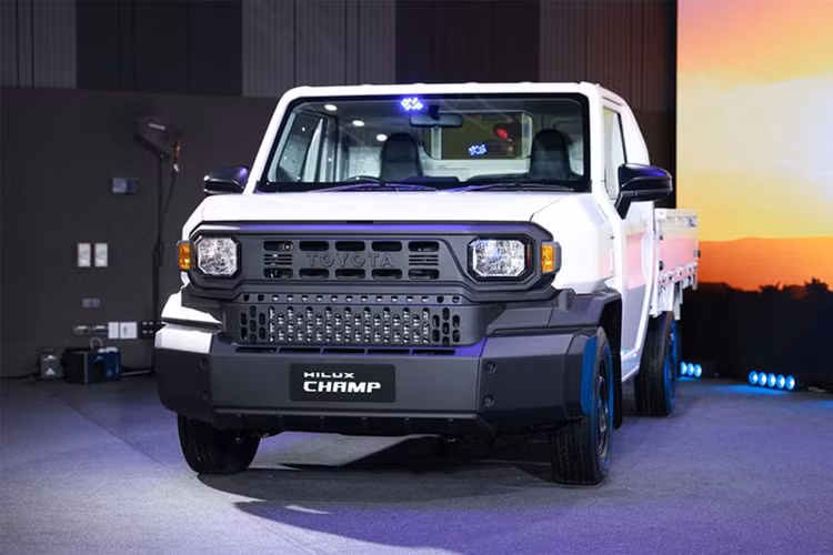 Theo Carscoops, để duy trì khả năng off-road nhưng với mức giá rẻ hơn, Land Cruiser FJ nhiều khả năng sẽ được trang bị nền tảng khung gầm hình thang của Toyota, dùng chung với mẫu bán tải Hilux Champ mới ra mắt gần đây.