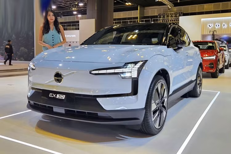 Tại Triển lãm Ô tô Singapore 2024, Volvo đã giới thiệu mẫu SUV thuần điện EX30. Tại đây, hãng xe Thuỵ Điển chỉ trưng bày một bản Volvo EX30 Ultra Single Motor Extended mới, ước tính có giá khoảng 185.000 SGD (khoảng 3,4 tỷ đồng) kèm COE.