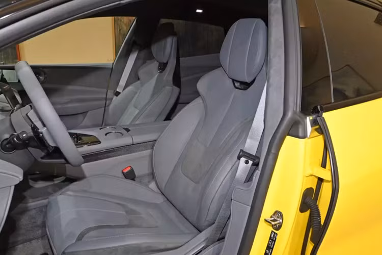 Lotus Emeya sẽ có mặt tại thị trường Châu Âu vào nửa cuối năm 2024. Lotus Emeya là một chiếc sedan cỡ lớn, thể thao với kiểu dáng bắt mắt. Phần đầu xe có đèn chiếu sáng ban ngày mỏng hai tầng và đường viền trên nắp ca-pô dốc xuống. Đèn pha nằm ở cản trước của Emeya.