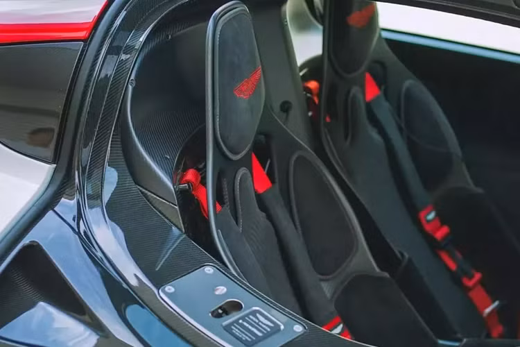 Chiếc Aston Martin Valkyrie này được một khách hàng ở Nhật Bản đặt mua mới và được hoàn thiện với màu Lunar White cùng một số điểm nhấn bằng sợi carbon và chi tiết màu đỏ, bao gồm cả kẹp phanh.