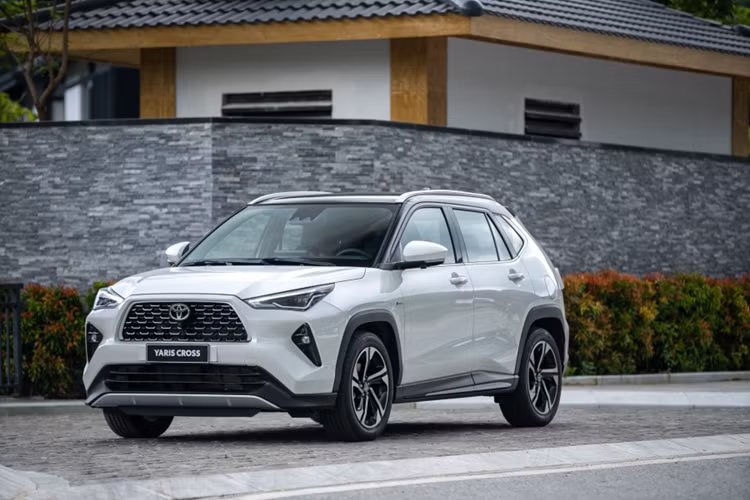 Toyota Yaris Cross ra mắt thị trường Việt Nam vào cuối tháng 9/2023. Xe thuộc phân khúc B-SUV, nhập khẩu nguyên chiếc từ Indonesia với 2 phiên bản, đi cùng mức giá dao động từ 650 - 765 triệu đồng.