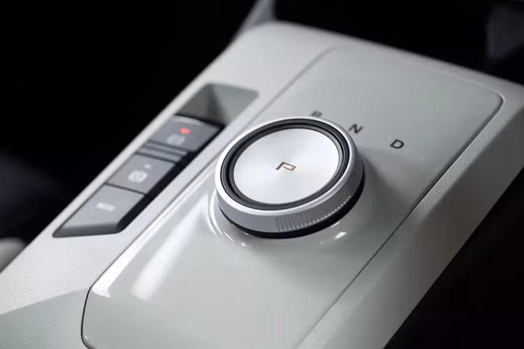 Nằm bên dưới nắp ca-pô của MG3 2025 là hệ truyền động hybrid, bao gồm máy xăng 4 xi-lanh, dung tích 1.5L, sản sinh công suất tối đa 102 mã lực tại tua máy 6.000 vòng/phút và mô-men xoắn cực đại 128 Nm tại tua máy 4.500 vòng/phút.