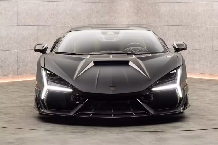Đây cũng là lần đầu tiên hãng độ này nâng cấp mẫu Lamborghini Revuelto động cơ V12 Plug-in Hybrid này với những đường nét sắc sảo hơn, sức mạnh tăng lên với hàng loạt chi tiết sợi carbon đắt giá.