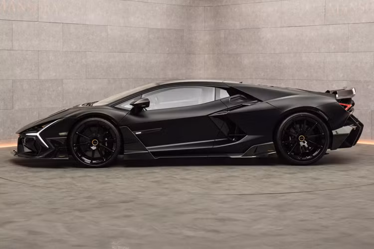 Bộ bodykit sợi carbon của xe không khác nhiều so với Lamborghini Revuelto nguyên bản vốn đã hung hãn và gói độ này dường như chỉ phóng đại các cạnh sắc nét và góc cạnh ấn tượng của chiếc siêu xe Ý.