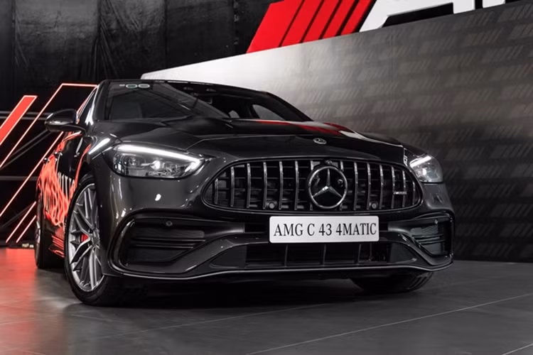 Nội thất Mercedes-AMG C43 có nhiều tương đồng với C300 AMG, tông màu chủ đạo đỏ – đen và các trang bị tiện nghi như màn hình cảm ứng kích thước 11,9 inch hệ thống thông tin giải trí MBUX. Vô-lăng Mercedes-AMG C43 mang phong cách thể thao với hai núm xoay chọn chế độ lái AMG Dynamic Select, điều khiển âm thanh ống xả.