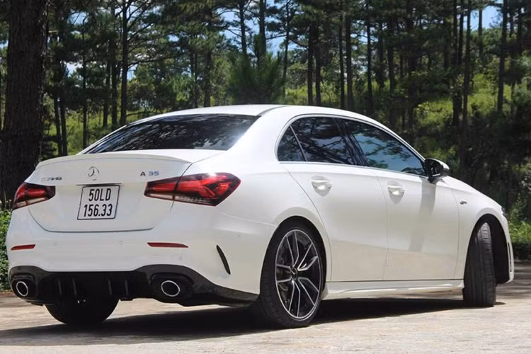 Sức mạnh của A35 4MATIC là khối động cơ M260, sử dụng công nghệ tăng áp, sản sinh công suất 306 mã lực và mô-men cực đại 400 Nm, kết hợp hộp số ly hợp kép AMG SPEEDSHIFT 7G-DCT. Khả năng tăng tốc từ 0-100 km/h trong 4,8 giây. Hệ dẫn động 4 bánh toàn thời gian 4MATIC, giúp tối ưu độ bám trong khúc cua hoặc khi cần tăng tốc.