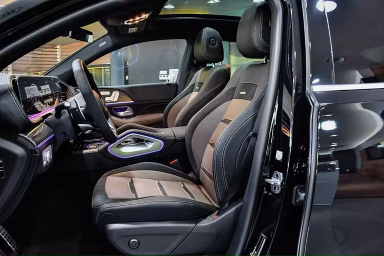 Mercedes-AMG GLE 53 4MATIC+ trang bị khối động cơ 6 xy-lanh, dung tích 3.0L, sản sinh công suất 435 mã lực và mô-men xoắn 520 Nm, mạnh nhất phân khúc.