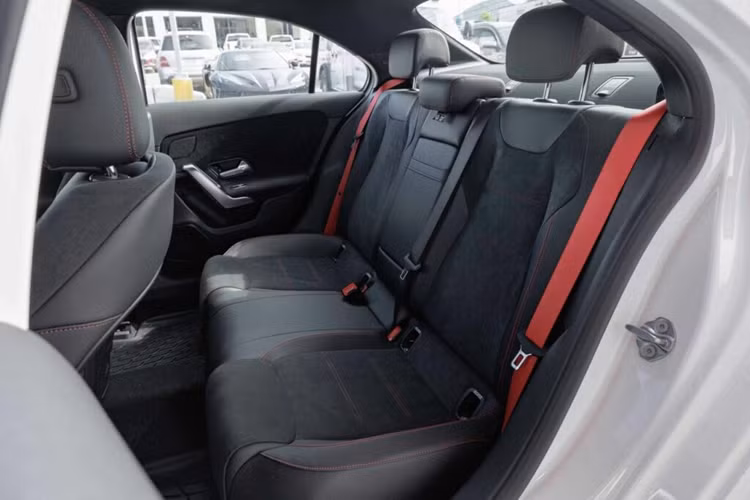 Mercedes-AMG A35 4MATIC trang bị AMG DYNAMIC SELECT với 5 chế độ lái, bao gồm “Slippery”, “Comfort”, “Sport”, “Sport +” và “Individual”. Mercedes-AMG A 35 4MATIC trang bị giao diện MBUX (Mercedes-Benz User Experience) màn hình cảm ứng 10,25 inch.