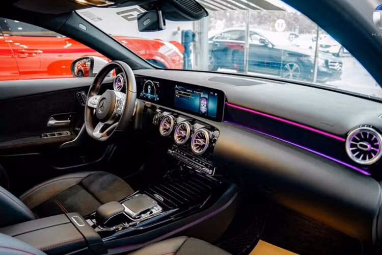 Ngoại hình Mercedes-AMG A35 4Matic đậm chất AMG với mâm 19 inch được thiết kế 5 chấu kép cùm phanh cỡ lớn, lưới tản nhiệt nan đôi, thanh giảm chấn AMG, các chi tiết mạ crôm là những thiết kế đặc trưng của AMG.